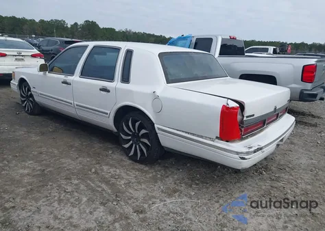 1996 Lincoln Town Car Executive z USA, uszkodzony, nr VIN 1LNLM81W5TY646462